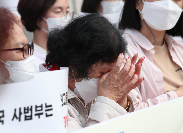 Kim Suk-ja wipes away tears after speaking at a press conference held upon the Supreme Court’s ruling that the US government is liable for damages. (Baek So-ah/The Hankyoreh)