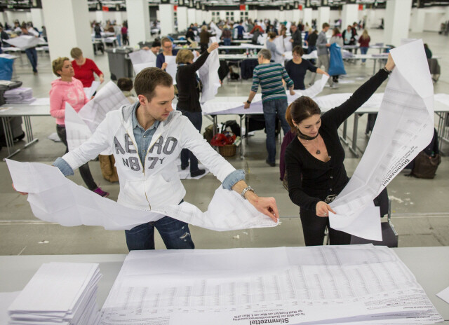 투표 참관인들이 지난 3월 실시된 독일 헤센주 지방선거에서 우편 투표자들의 용지를 확인하고 있다. 연합뉴스 dpa