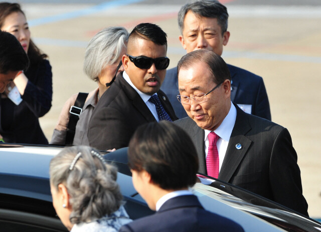 UN Secretary General Ban Ki-moon gets into a car to leave Jeju International Airport