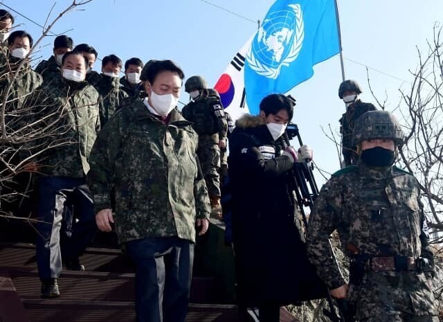 Yoon Suk-yeol, the People Power Party’s candidate for president, visits an observation post (OP) operated by the ROK Army’s 3rd Infantry Division in Cheorwon County in Gangwon Province on Dec. 20. In the background a UN flag can be seen in addition to South Korea’s own flag, indicating that this is a UN Command facility and under its jurisdiction. (pool photo)