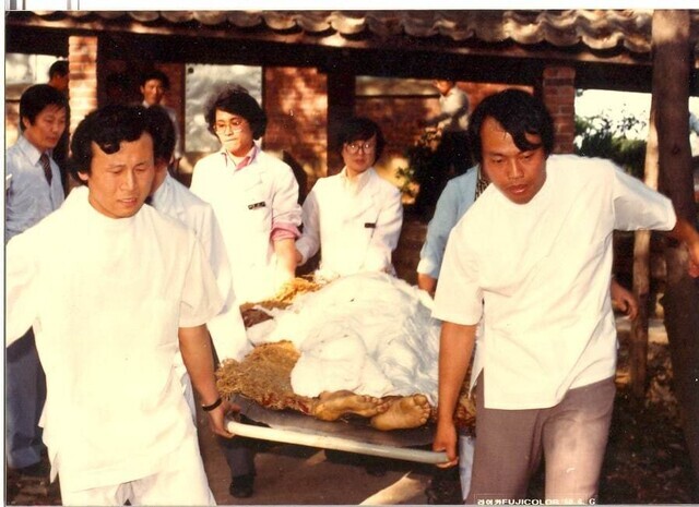 This photo, taken by the late Rev. Charles Huntley, shows medics and civilians transporting the injured to a hospital during the pro-democracy uprising in Gwangju that began May 18, 1980. (provided by the May 18 Democratic Uprising Archives)