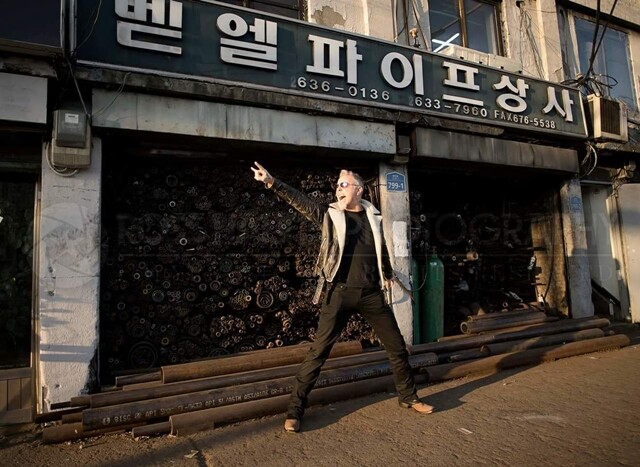 서울 영등포구 문래동 철공소 골목에 나타난 메탈리카의 제임스 헷필드. 메탈리카 SNS 갈무리