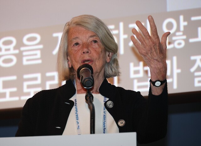 Jane Mansbridge, a professor emeritus at Harvard Kennedy School, gives a keynote presentation at the 14th Asia Future Forum on Oct. 11, held at the Korean Chamber of Commerce and Industry Grand Hall in Seoul’s Jung District. (Kang Chang-kwang/The Hankyoreh)
