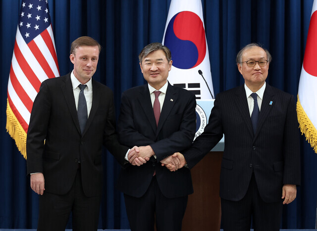 National security advisers of the US, South Korea and Japan — Jake Sullivan, Cho Tae-yong, and Takeo Akiba, respectively — stand for a photo following their joint briefing held at the presidential office in Seoul’s Yongsan District on Dec. 9. (Yonhap)