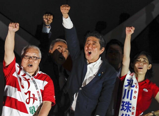 일본 참의원선거 운동 마지막 날인 7월20일 아베 신조 일본 총리가 선거 지원 유세를 하고 있다. 사진 속 힘찬 주먹질과 달리 현장은 야유로 가득했다. EPA