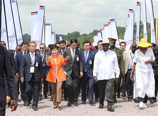 President Park Geun-hye and Ugandan President Yoweri Museveni walk together at the launch of the Korea Air program in Mpigi