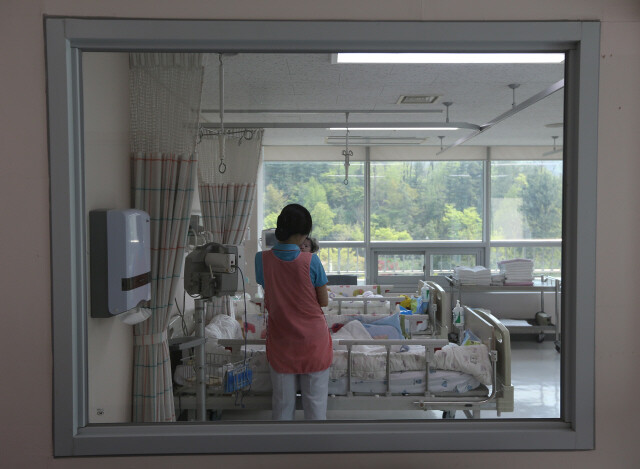 아픈 아이들의 가족이 치료비 부담을 덜 수 있는 공공병원인 서울시립어린이병원. 한국에선 이같은 공공병원이 턱없이 부족해 아픈 아이가 있는 가정은 의료비 지출을 감당하기 힘들다. 한겨레 박종식 기자
