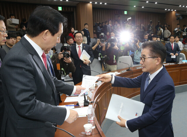 12월15일 조한규 전 <세계일보> 사장(오른쪽)이 ‘국정원의 양승태 대법원장 사찰 의혹 문건’을 김성태 국정조사 특별위원장에게 전달하고 있다. 한겨레 강창광 기자