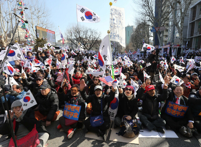 여론조사 전문가들은 황교안 권한대행 지지율의 성격을 “탄핵 반대 여론의 핵심 정서를 대변한다”고 분석했다. 대안 없는 보수에 그나마 희망은 황교안밖에 없다는 것이다. 한겨레 박종식 기자