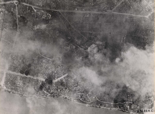 ❷ 1952년 8월29일, 미국 제5공군은 가장 큰 규모로 평양을 폭격했다. 온종일 계속된 폭격으로 연기가 자욱하다. 미국 National Archives Ⅱ 소장(RG 342-FH, NASM 4A 38911). 국사편찬위원회 제공