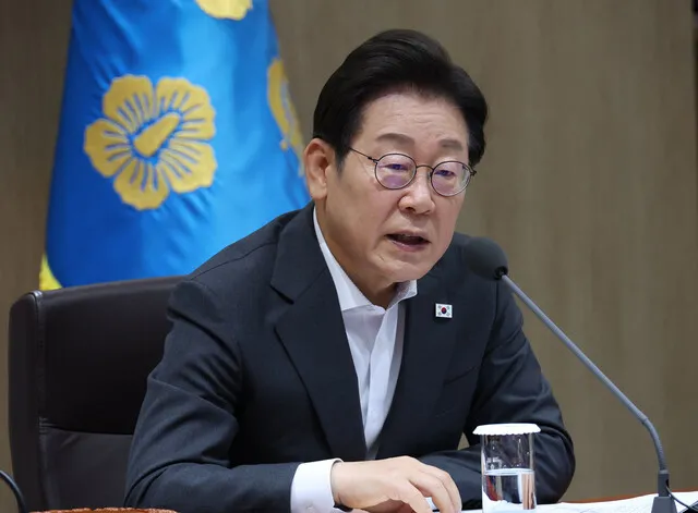 이 대통령 “재난에 음주 가무, 대책 없이 정신 나간 …