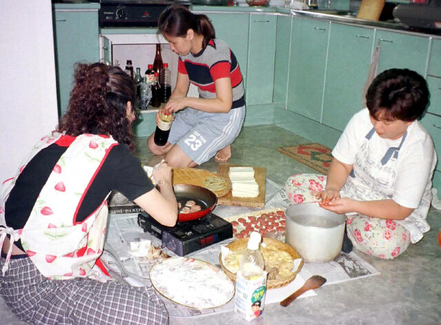 우리나라는 남녀 가사노동 시간 격차가 가장 큰 나라에 속한다. 명절에도 가족을 만나는 즐거움에 앞서 차례상을 위한 음식 장만이 여성들에게 많은 스트레스를 준다. 한겨레