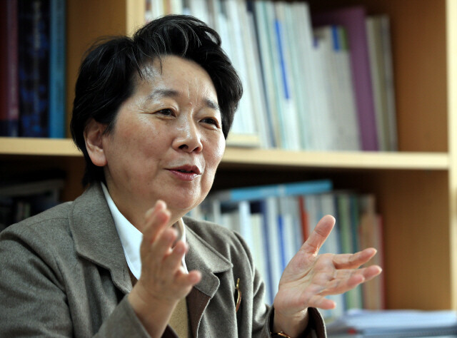 Seoul National University College of Natural Sciences biological sciences professor Roe Jung-hye during an interview at her office on Mar. 22. (by Kim Tae-hyeong