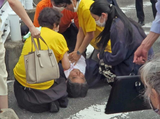 아베 신조 전 일본 총리가 8일 나라에서 선거 유세 중 총격을 받고 쓰러져 있다. 아베 전 총리는 병원으로 이송되었으나 이날 오후 사망했다. 교도통신/AP 연합뉴스