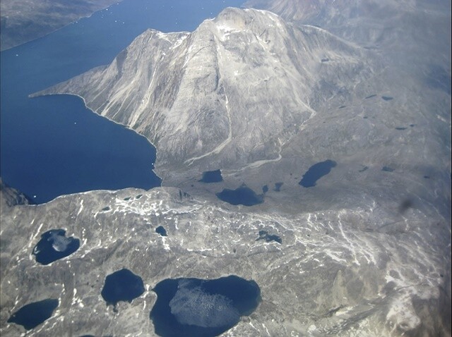 2019년 6월 그린란드 대륙의 남서쪽 연안 누나타르수크 지역에서 지표면을 덮고 있던 두꺼운 얼음과 만년설이 녹아내려 군데군데 거대한 구멍처럼 호수가 생긴 모습을 찍은 항공사진. AP 연합뉴스
