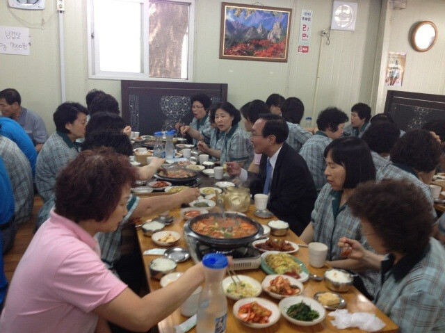 2012년 제19대 국회 첫 공식 일정으로 국회 청소노동자들과 함께 점심식사를 하는 자리를 마련했다. Ⓒ노회찬재단