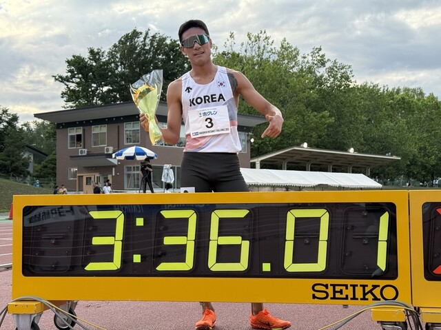 Lee Jae -woong is taking a commemorative photo after setting up a Korean record in 3:36 seconds 01 in the 1500m match of the 2025 Hawk Rend Body Challenge in Japan on the 16th. Provided by the Korea Athletics Federation