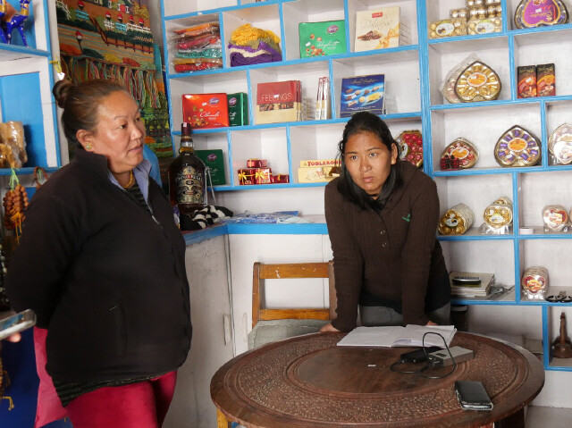 타토파니에서 기념품 가게를 운영하는 라무 셰르파(왼쪽)는 지진과 산사태 이후 손님이 단 한 명도 없었다고 말했다.
