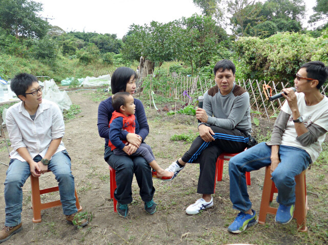 2015년 12월 홍콩의 사회적 기업 ‘굿패밀리팜’이 주최한 추수 기념 행사에서 주민 가족과 천자훙 공동대표(맨 오른쪽)가 대화를 나누는 모습. 굿패밀리팜 제공