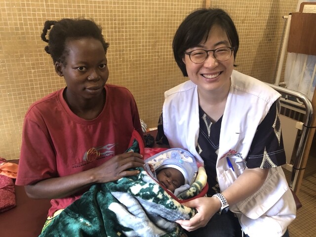 국경없는의사회 이효민 활동가가 2019년 중앙아프리카공화국에서 응급 제왕절개 수술로 살린 아기, 산모와 기념사진을 찍고 있다. 국경없는의사회 제공
