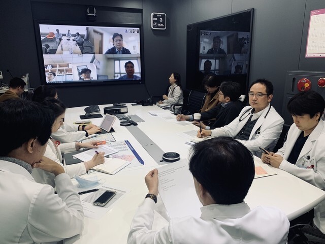 <b>Medical experts hold a meeting on how to share information to help prevent the further spread of the novel coronavirus on Feb. 3. (provided by the National Institute of Health)<br><br></b>