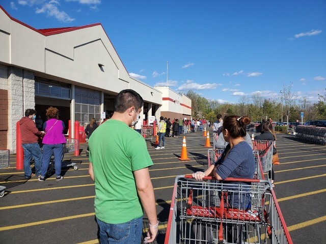 Customers line up outside a grocery store in Fairfax, Virginia, to buy basic necessities. (provided by K)