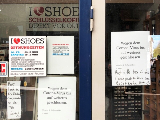 베를린 상점마다 붙은 안내문. ‘코로나바이러스로 당분간 문을 닫는다’고 적혀 있다.