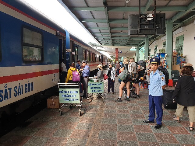 냐짱역에 도착한 열차에 승객들이 분주히 타고 내리는 모습.