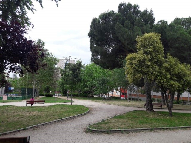 경계령이 완화된 동네의 작은 공원에는 여전히 인적이 드물다.