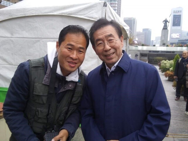 이상훈씨와 함께 광화문에서 희망사진사로 활동하는 조철호씨(왼쪽)와 박원순 서울시장.