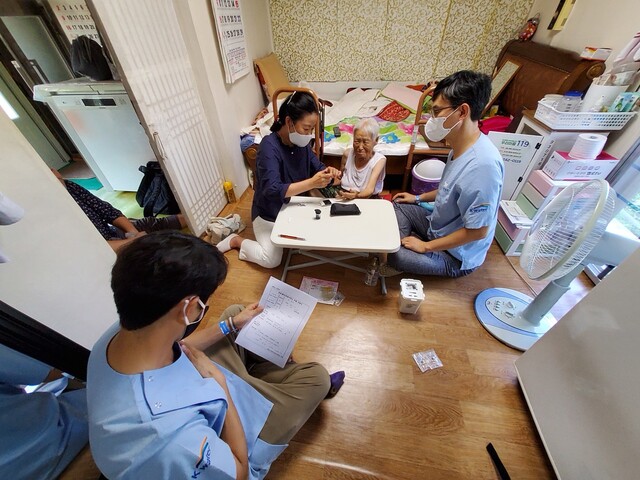 양창모 의사(오른쪽)가 한 팀으로 움직이는 최희선 간호사(왼쪽), 정윤후 케어매니저(앞)와 함께 지난 8월 춘천 사북면에서 어르신 왕진의료를 하고 있다. 호호방문진료센터 제공