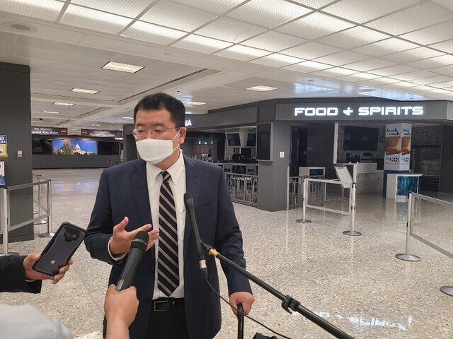 South Korean First Vice Foreign Minister Choi Jong-kun responds to reporters’ questions after arriving at Dulles International Airport near Washington, DC, on Sept. 9. (Yonhap News)
