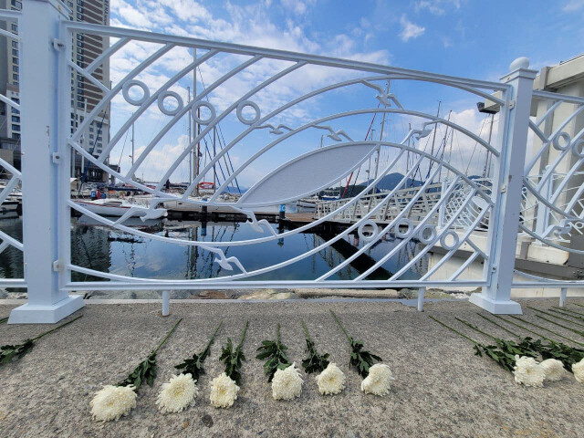 전남 여수시 웅천동 요트 선착장에 홍정운군을 추모하기 위해 놓인 국화. 여수/장예지 한겨레 기자