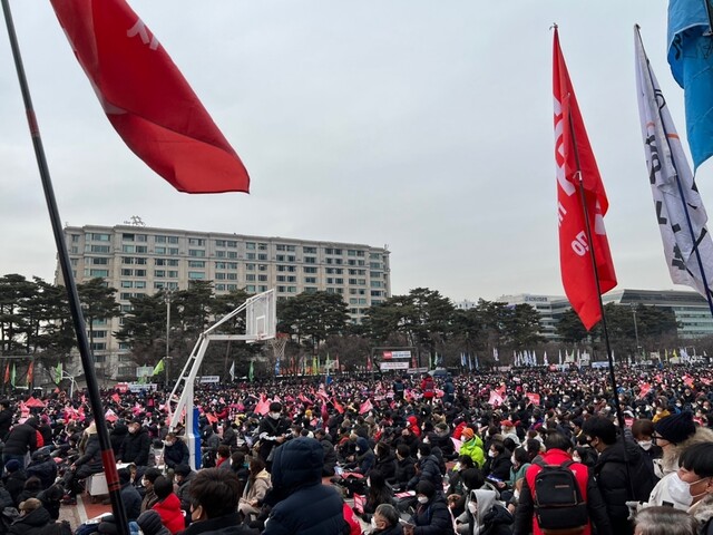 여의도서 ‘민중총궐기’ 대규모 기습집회…“불평등 타파해야”