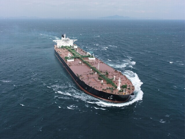 A crude oil tanker built by Daewoo Shipbuilding & Marine Engineering traverses the ocean. (provided by DSME)