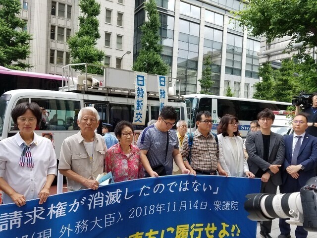 Yang Geum-deok (third from left), a survivor of forced labor by Japan, protests outside the headquarters of Mitsubishi Heavy in Tokyo, Japan. (courtesy Citizens Association on Imperial Japan’s Labor Mobilization)