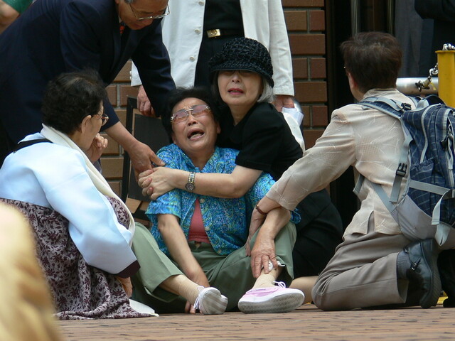 2007년 5월31일 일본 나고야 고등재판소 기각 판결 후 법정을 빠져나오면서 오열하는 양금덕 할머니를 주위에서 부축하는 모습. 일제강제동원 시민모임 제공