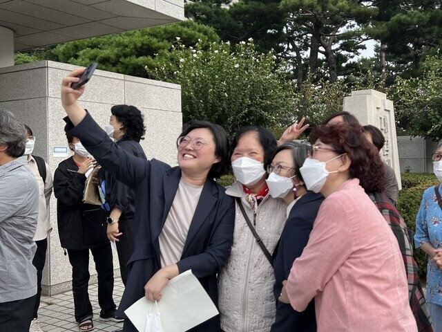 Kim Suk-ja (second from left), a plaintiff in the case for reparations for Korea’s US military camptown women, poses for a photo with the lawyer who represented her and other activists after the court ruled in their favor on Sept. 29. (Lee Woo-yun/The Hankyoreh)