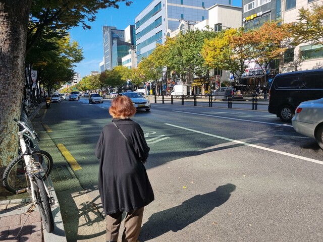 지난 13일 서울 마포구 망원역 앞에서 택시를 기다리는 김진자(80)씨. 채윤태 기자