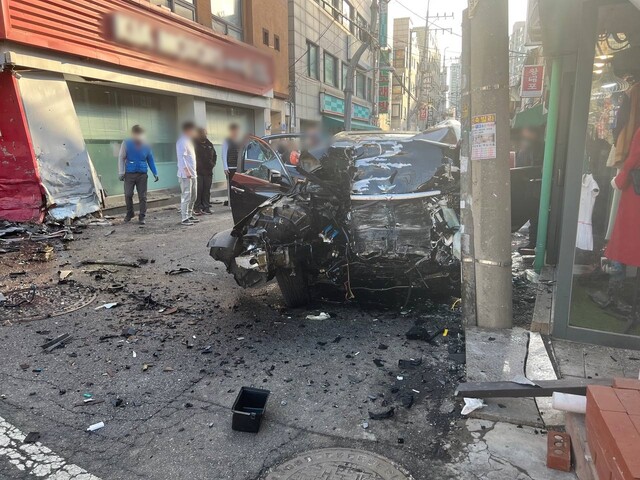 서울 마포에서 달리던 차량 건물 들이받아…운전자와 보행자 사망