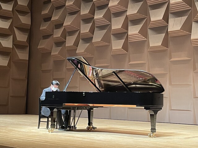 도쿠나가 요시아키가 일본의 한 연주홀에서 피아노를 치고 있다. 규슈 북서부 사가현에서 태어난 이 바다 사나이는 고등학교를 졸업한 뒤 김 양식을 하며 살아왔다. 도쿠나가 요시아키 제공