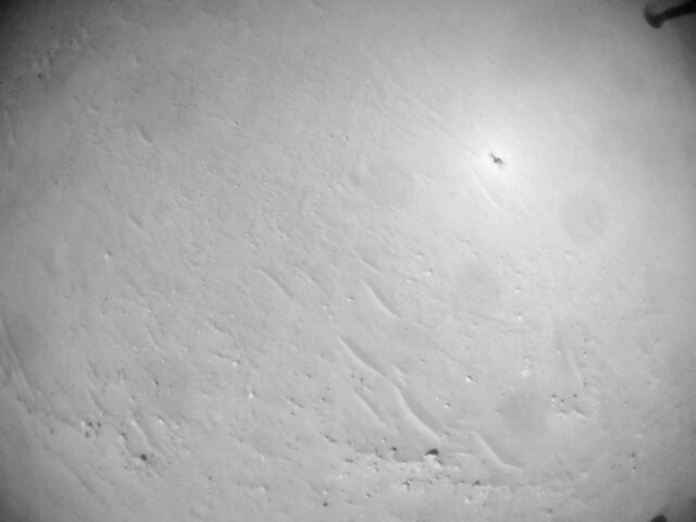 <strong>4월2일 49번째 비행 때 인지뉴이티의 카메라가 촬영한 화성의 지표면. 오른쪽 상단에 인지뉴이티 그림자가 보인다. 나사 제공</strong>