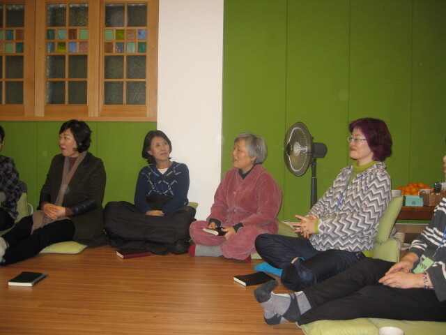 서울 명동 전진상영성센터에서 프로그램 참여중인 사람들. 사진 전진상교육관 제공