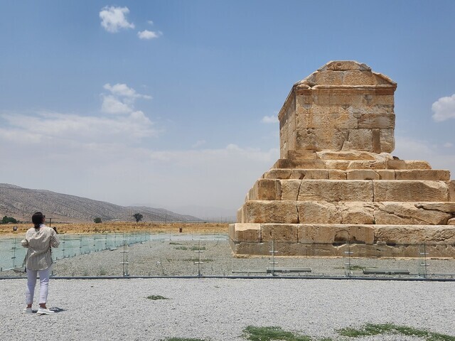 A woman without a hijab stands near Cyrus the Great’s tomb in Pasargadae, Iran, on July 21. (Park Min-hee/The Hankyoreh)