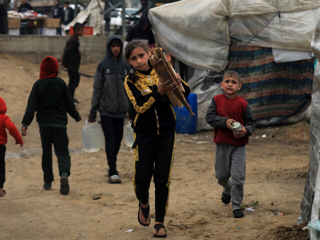2024년 2월18일 팔레스타인 땅 가자지구 최남단 라파에서 피란민으로 보이는 아이들이 땔감과 마실 물 등을 옮기고 있다. 신화 연합뉴스