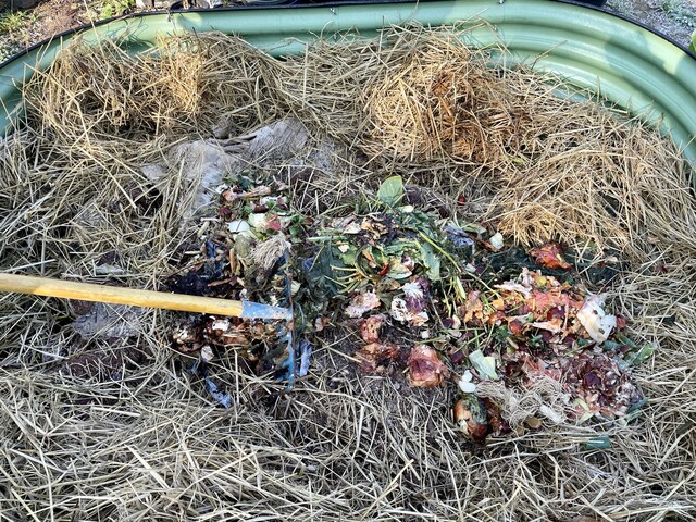 틀밭에 음식물 쓰레기를 쌓아두는 것만으로도 쓰레기 처리를 하면서 다음 농사를 준비할 수 있다. 이아롬