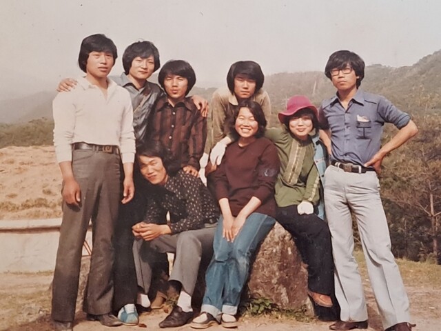 광주의 노동야학인 백제야학 강학(교사)들이 1980년 4월 야유회를 가서 함께 사진을 찍었다. 뒷줄 맨 왼쪽이 김홍곤씨, 둘째가 손남승씨다. 김홍곤 제공