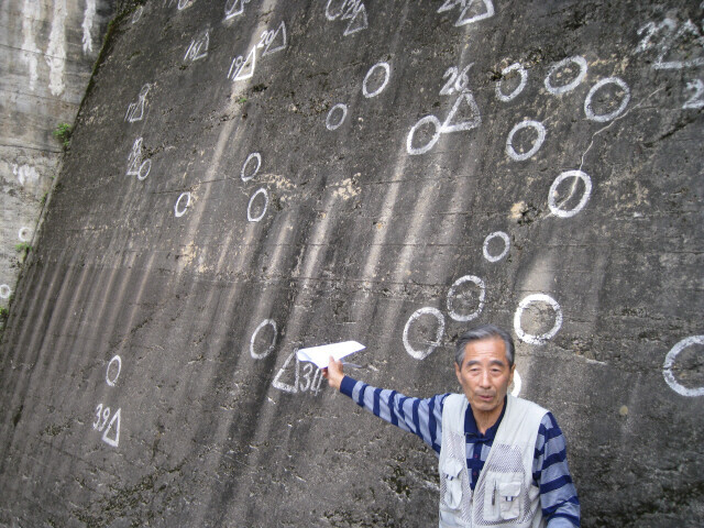 Yang Hae-chan, the president of an association of families of victims of the No Gun Ri massacre of July 1950, points to bullet traces left by US troops from the incident on Oct. 20, 2020. (Oh Yoon-joo/The Hankyoreh)