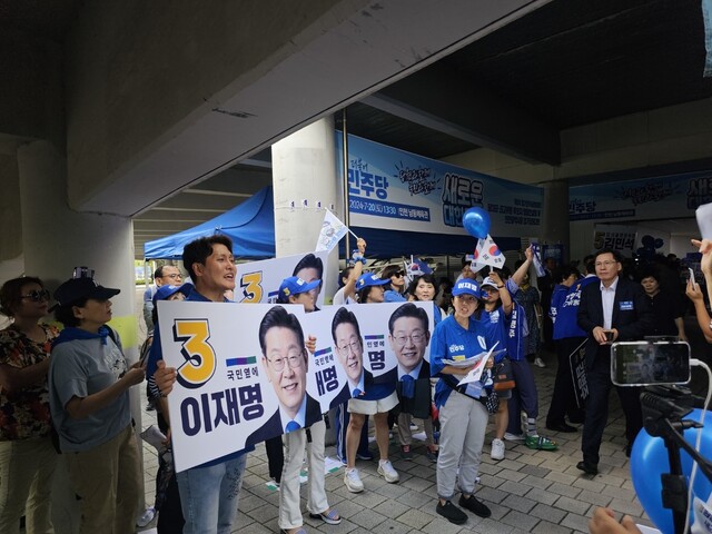 Los partidarios del líder del partido Lee Jae-myong aplauden frente al Gimnasio Namdong en Namdong-gu, Incheon, donde se llevará a cabo la Convención Primaria Regional de Incheon para la Convención del Partido Demócrata de Corea el día 20.  Corresponsal Lee Woo-yeon azar@hani.co.kr