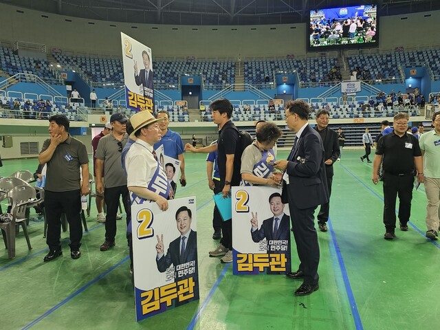 Los partidarios del candidato a presidente del partido, Kim Doo-gwan, esperan al candidato Kim Doo-gwan en el Gimnasio Namdong en Incheon, donde se llevará a cabo la convención primaria regional de Incheon para el Partido Demócrata de Corea el día 20.  Corresponsal Lee Woo-yeon azar@hani.co.kr